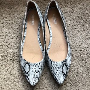 Womens 7 Snake skin pattern